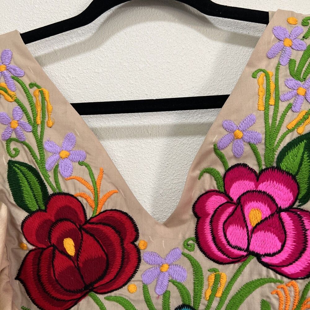 Women’s Embroidered Dress Tan Floral Pleated Sleeveless M - Picture 3 of 4